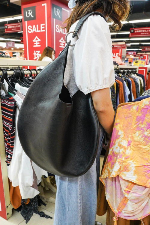 各大服裝批發(fā)城年中清倉(cāng)開始啦 最低10元 件,500塊裝一麻袋