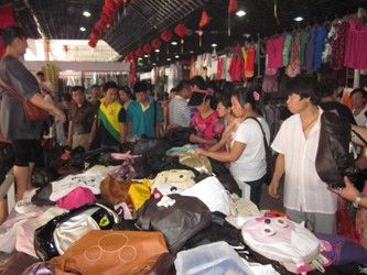 來北京動(dòng)物園服裝批發(fā)市場的時(shí)候,需要知道一些進(jìn)貨技巧_53貨源網(wǎng)